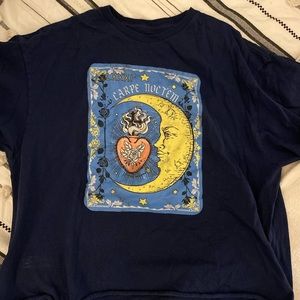 Graphic tee navy blue with “cease the night” in French design.